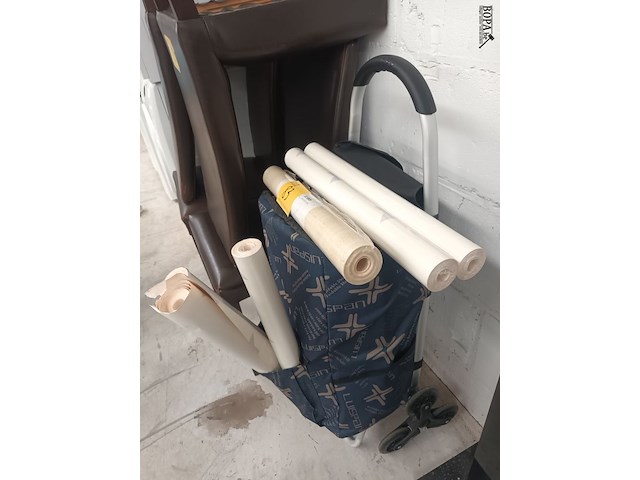 Lot 83 - trolley met behangpapier - afbeelding 2 van  3
