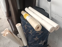 Lot 83 - trolley met behangpapier - afbeelding 2 van  3