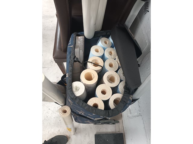 Lot 83 - trolley met behangpapier - afbeelding 3 van  3