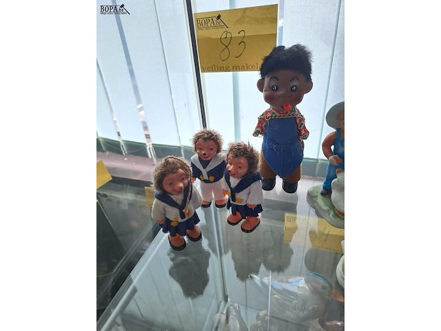 Lot 83 - vintage plastiek popjes - afbeelding 1 van  1