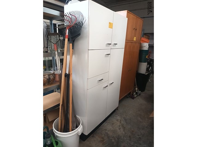 Lot 83 - witte retro keukenkast - afbeelding 2 van  5