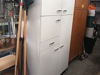 Lot 83 - witte retro keukenkast - afbeelding 2 van  5