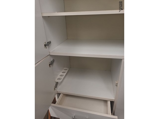 Lot 83 - witte retro keukenkast - afbeelding 3 van  5