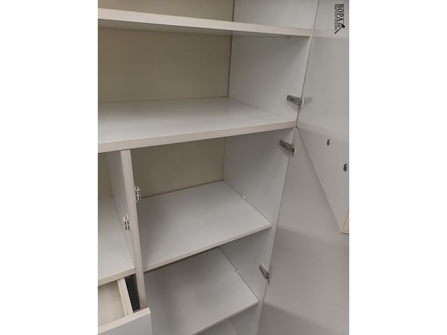 Lot 83 - witte retro keukenkast - afbeelding 4 van  5