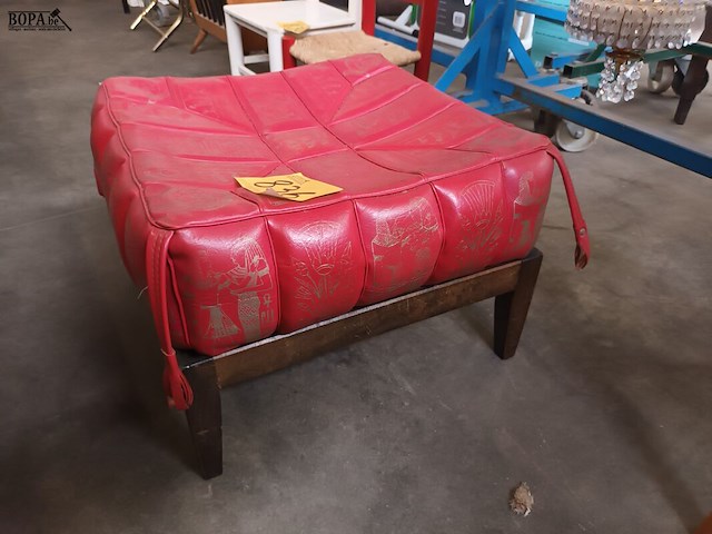 Lot 836 - rode poef - afbeelding 1 van  3