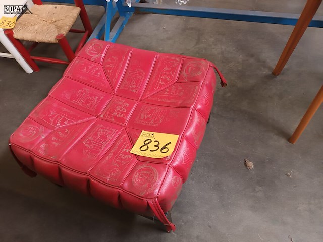 Lot 836 - rode poef - afbeelding 3 van  3