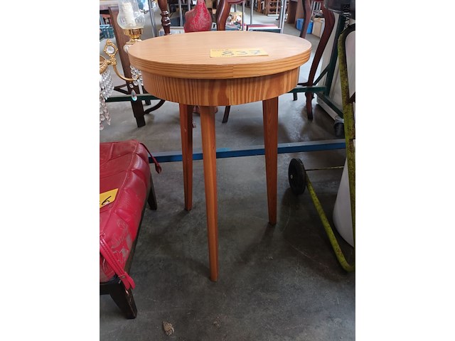Lot 837 - rond tafeltje - afbeelding 1 van  3