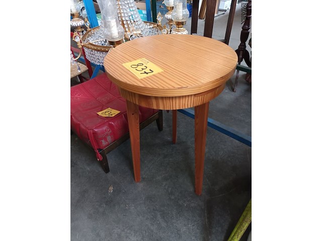Lot 837 - rond tafeltje - afbeelding 2 van  3