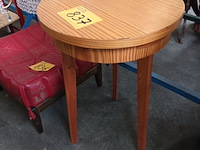 Lot 837 - rond tafeltje - afbeelding 2 van  3