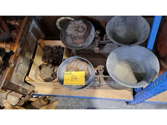 Lot 84 - antieken mechanische balansweegschalen 2 stuks met diverse g - afbeelding 1 van  4