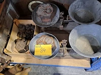 Lot 84 - antieken mechanische balansweegschalen 2 stuks met diverse g