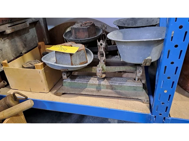 Lot 84 - antieken mechanische balansweegschalen 2 stuks met diverse g - afbeelding 2 van  4