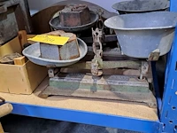 Lot 84 - antieken mechanische balansweegschalen 2 stuks met diverse g - afbeelding 2 van  4