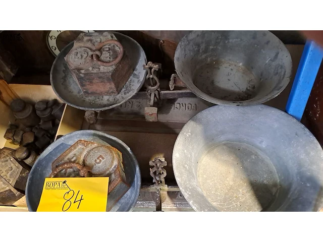 Lot 84 - antieken mechanische balansweegschalen 2 stuks met diverse g - afbeelding 3 van  4