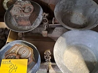 Lot 84 - antieken mechanische balansweegschalen 2 stuks met diverse g - afbeelding 3 van  4