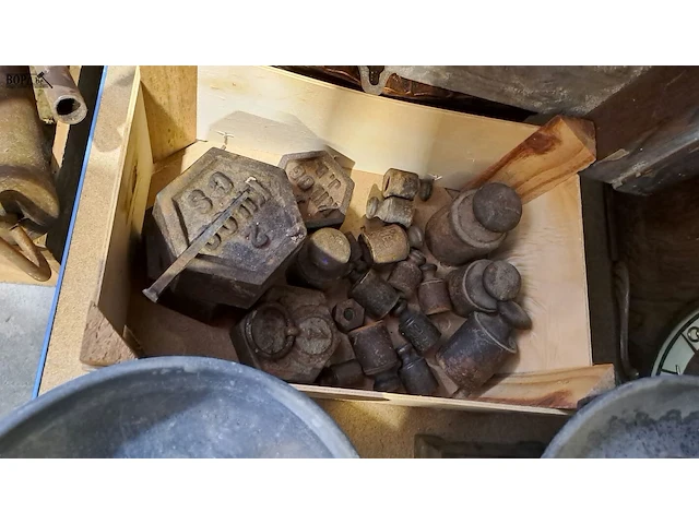 Lot 84 - antieken mechanische balansweegschalen 2 stuks met diverse g - afbeelding 4 van  4