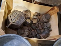 Lot 84 - antieken mechanische balansweegschalen 2 stuks met diverse g - afbeelding 4 van  4
