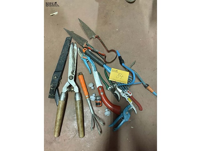 Lot 84 - assortiment tuingereedschap: snoeischaren en hark circa 15 s - afbeelding 1 van  3
