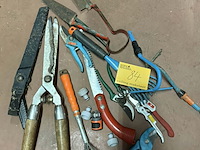 Lot 84 - assortiment tuingereedschap: snoeischaren en hark circa 15 s - afbeelding 1 van  3