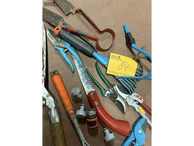 Lot 84 - assortiment tuingereedschap: snoeischaren en hark circa 15 s - afbeelding 2 van  3