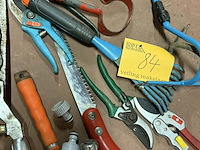 Lot 84 - assortiment tuingereedschap: snoeischaren en hark circa 15 s - afbeelding 2 van  3