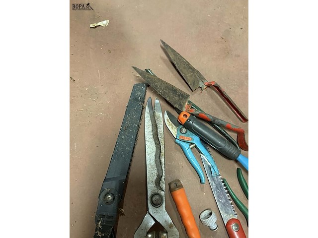 Lot 84 - assortiment tuingereedschap: snoeischaren en hark circa 15 s - afbeelding 3 van  3