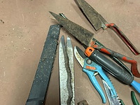 Lot 84 - assortiment tuingereedschap: snoeischaren en hark circa 15 s - afbeelding 3 van  3