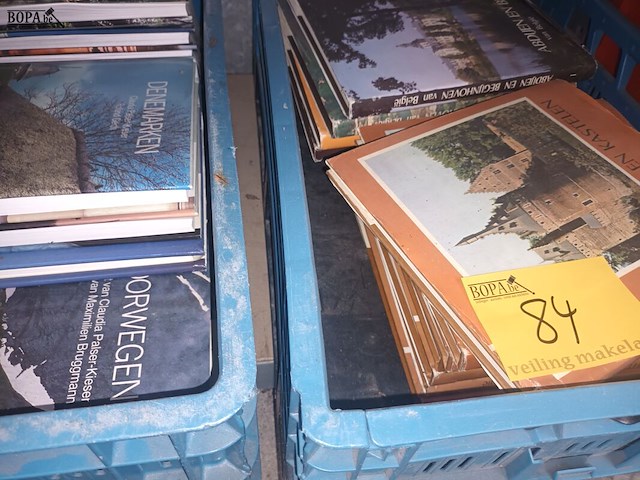 Lot 84 - boeken. 2 bakken - afbeelding 1 van  3