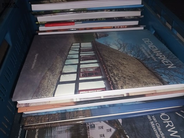 Lot 84 - boeken. 2 bakken - afbeelding 3 van  3