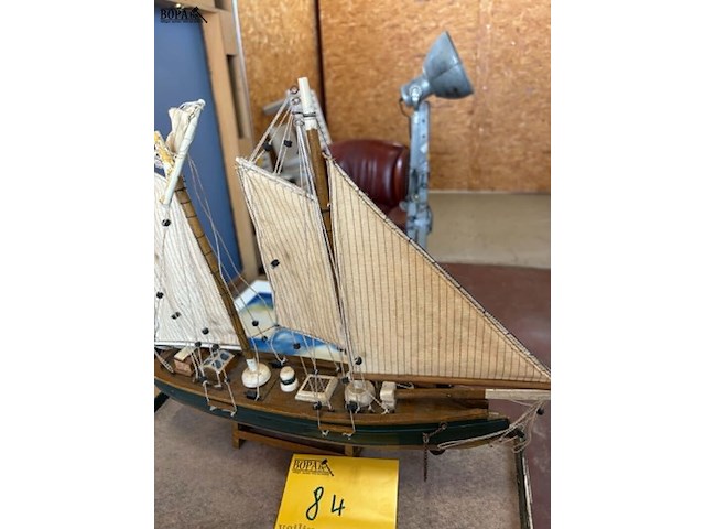 Lot 84 - decoratie modelbouw zeilschip model belle poule en andere - afbeelding 2 van  4