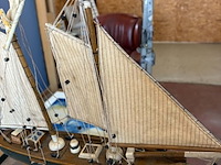 Lot 84 - decoratie modelbouw zeilschip model belle poule en andere - afbeelding 2 van  4