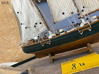 Lot 84 - decoratie modelbouw zeilschip model belle poule en andere - afbeelding 4 van  4