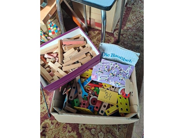 Lot 84 - doos houten bouwblokken en doos houten baufix constructiespe - afbeelding 1 van  3