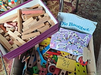 Lot 84 - doos houten bouwblokken en doos houten baufix constructiespe - afbeelding 1 van  3