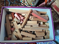 Lot 84 - doos houten bouwblokken en doos houten baufix constructiespe - afbeelding 2 van  3