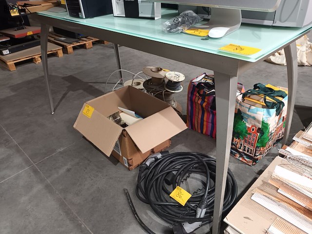 Lot 84 - hoge tafel met glazen blad - afbeelding 1 van  2