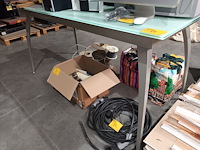 Lot 84 - hoge tafel met glazen blad - afbeelding 1 van  2