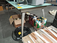 Lot 84 - hoge tafel met glazen blad - afbeelding 2 van  2