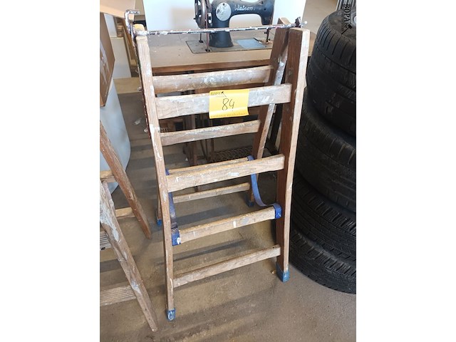 Lot 84 - houten dubbel trapladder - afbeelding 1 van  2