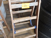 Lot 84 - houten dubbel trapladder - afbeelding 1 van  2