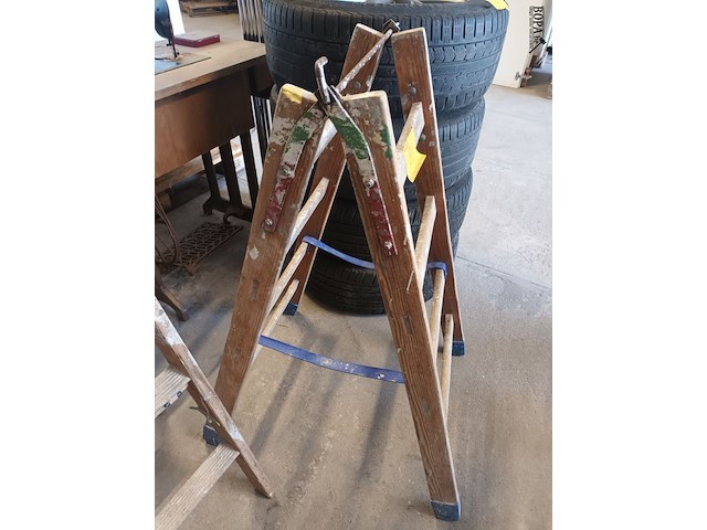Lot 84 - houten dubbel trapladder - afbeelding 2 van  2