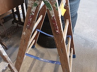 Lot 84 - houten dubbel trapladder - afbeelding 2 van  2