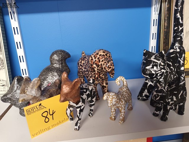 Lot 84 - katten en honden. 7 stuks - afbeelding 1 van  4