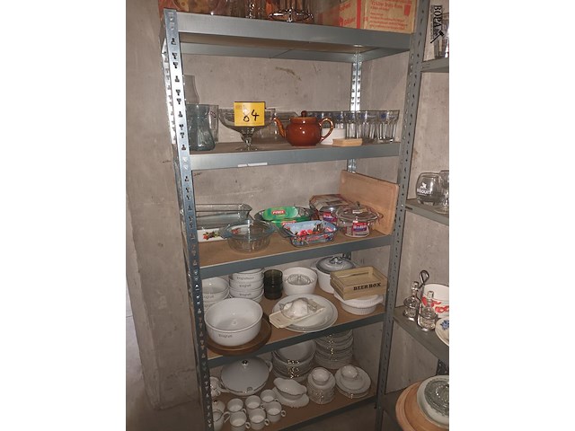 Lot 84 - keukengerei en huisraad. inhoud rek - afbeelding 1 van  5