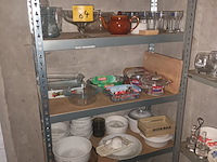 Lot 84 - keukengerei en huisraad. inhoud rek - afbeelding 1 van  5