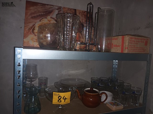 Lot 84 - keukengerei en huisraad. inhoud rek - afbeelding 2 van  5