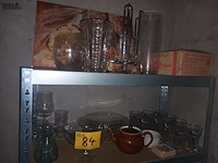 Lot 84 - keukengerei en huisraad. inhoud rek - afbeelding 2 van  5