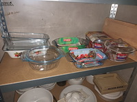 Lot 84 - keukengerei en huisraad. inhoud rek - afbeelding 3 van  5