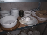 Lot 84 - keukengerei en huisraad. inhoud rek - afbeelding 4 van  5