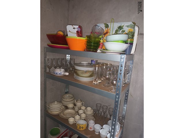 Lot 84 - keukenmateriaal en huisraad - afbeelding 2 van  5